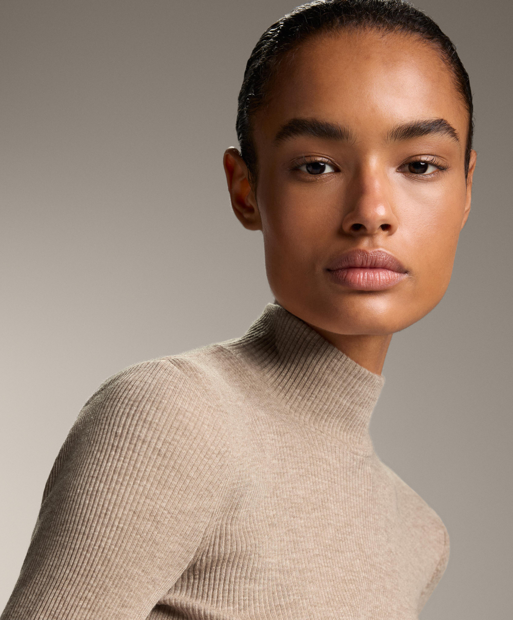 Oysho Футболка Base Layer в рубчик с высоким воротником и лиоцеллом, серо-коричневый меланж