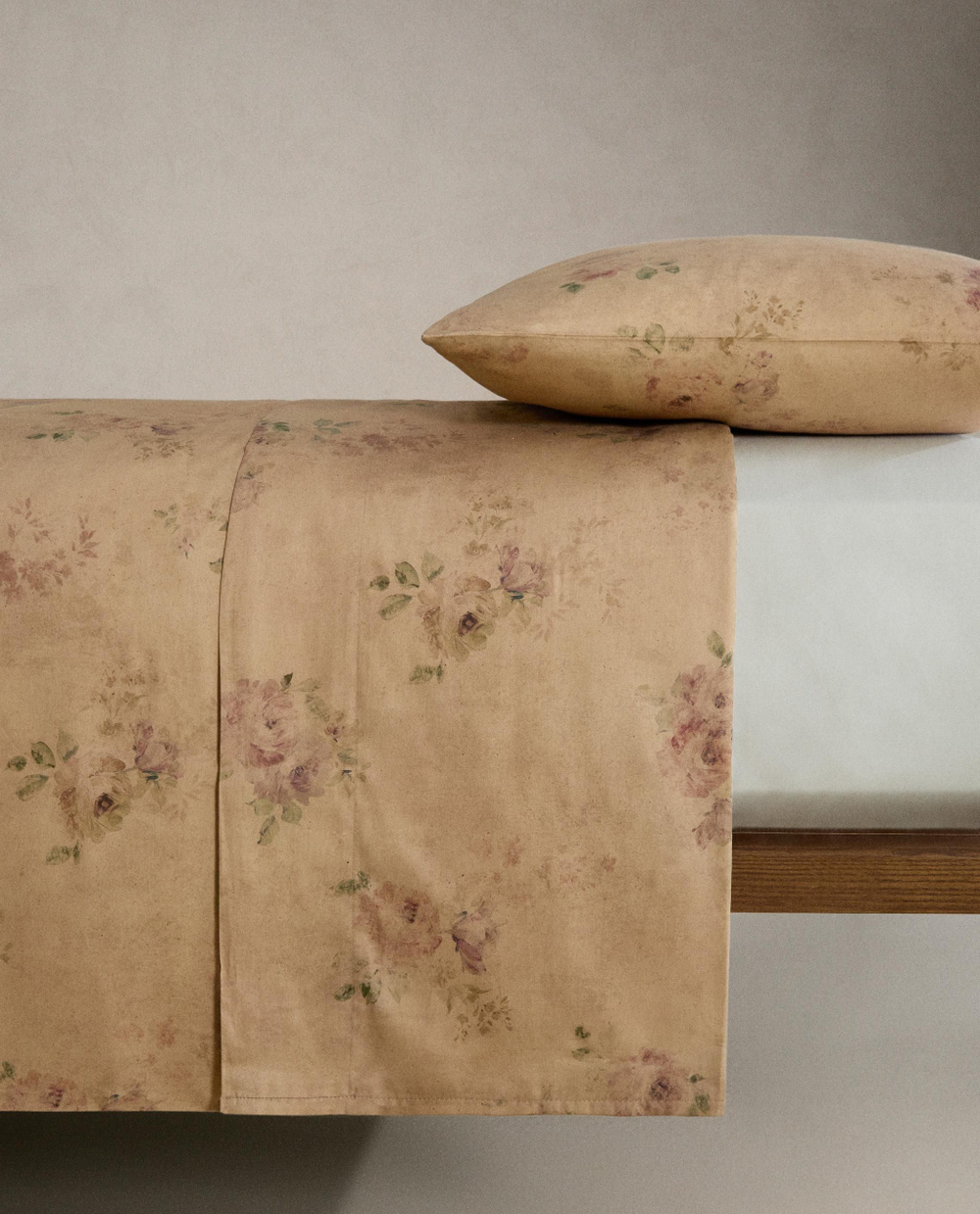 Zara Home - Атласная простыня с цветочным рисунком, охра, 240x280 см