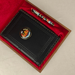 Ежедневник А5 "Русская тройка" (обложка из натуральной кожи) и ручкой с росписью Палех в футляре