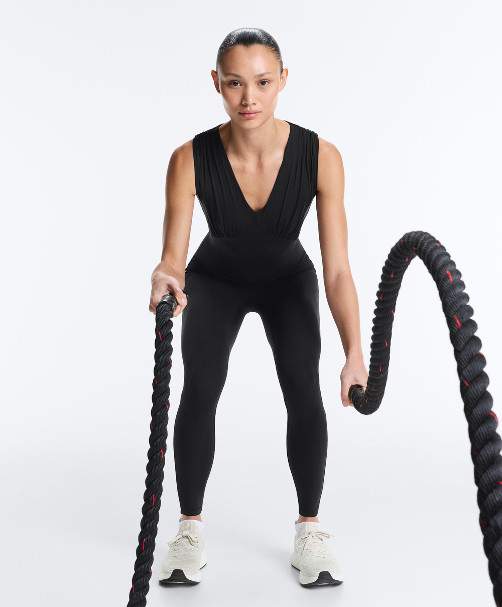 Oysho Длинный комбинезон Light Touch с V-образным вырезом, черный