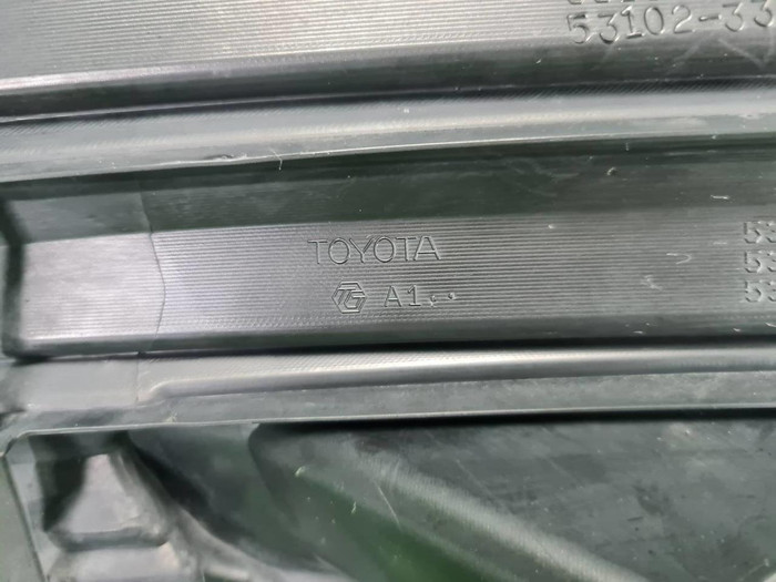 Решетка переднего бампера Toyota Camry xv70 17-21