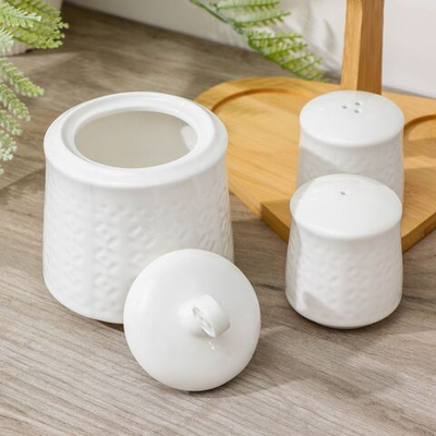 Набор фарфоровый для специй на деревянной подставке Доляна «Эстет», 3 предмета: солонка 50 мл, перечница 50 мл, сахарница 200 мл, цвет белый