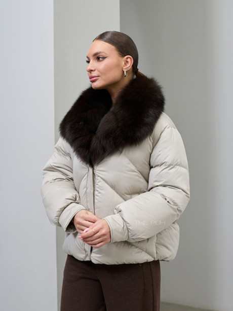 Короткий светло-бежевый пуховик с меховым воротником