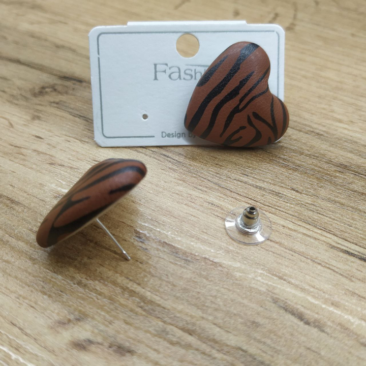 Серьги-гвоздики сердце под кожу тигра цвет коричневый металл серебристый