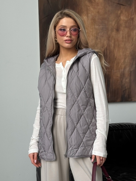 Серый утепленный жилет с капюшоном