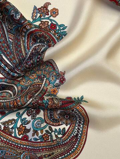 Шелк твил кремовый с разноцветными растительными узорами (КУПОНЫ)