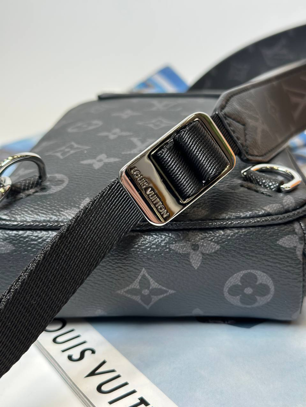 Сумка-слинг Louis Vuitton