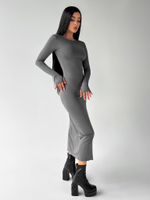 Платье 711 удлиненное однотонное с разрезом по ноге и прорезью для пальца