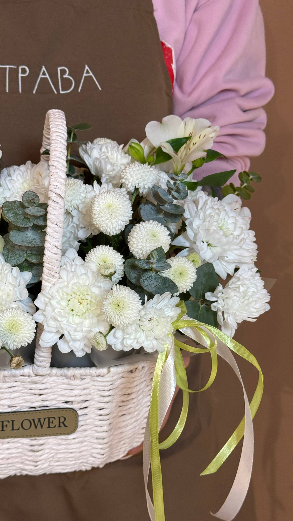 Корзина с цветами "Любимка", хризантема, дубки, альстрамерия, эвкалипт