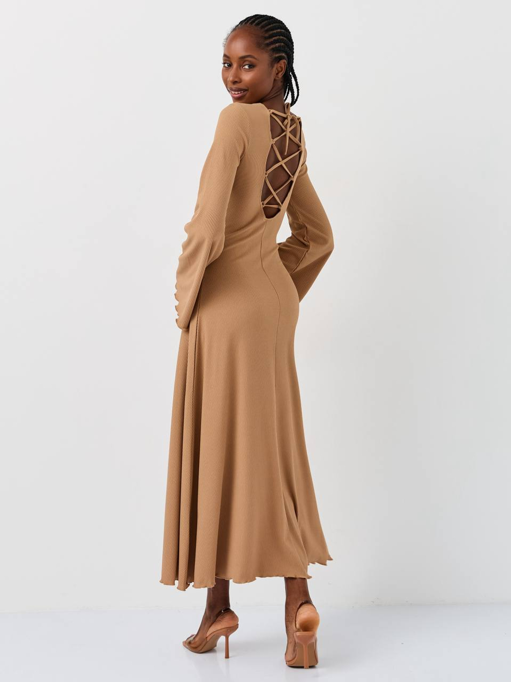 Платье с открытой спиной длинное