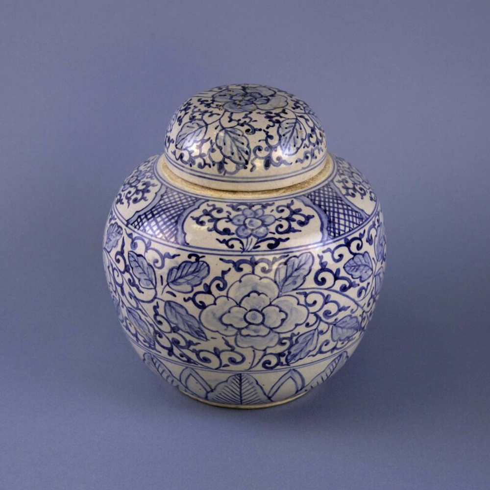 Ваза в бело-синих тонах с крышкой