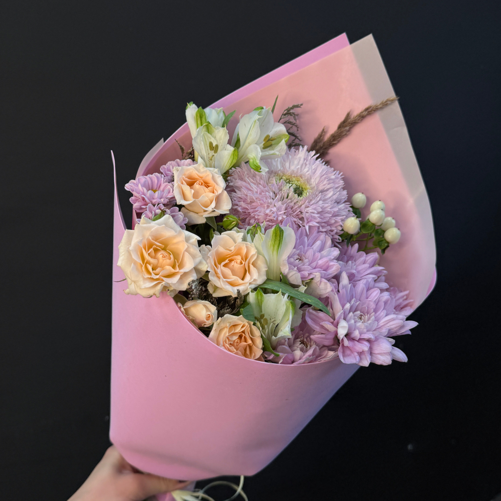 Букет из хризантемы, кустовой розы и альстромерии