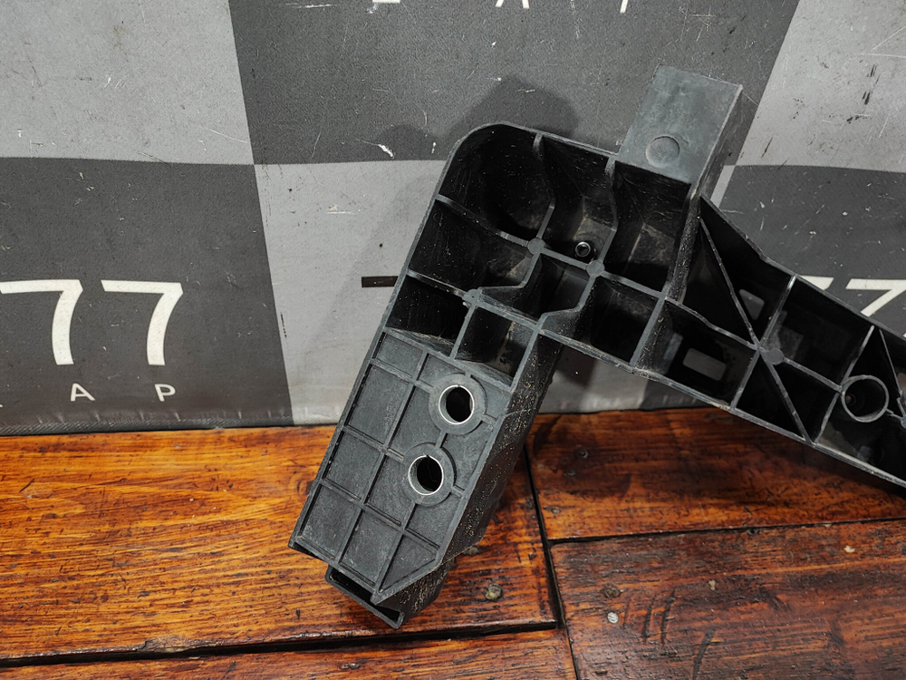 Кронштейн фары левый Москвич 3 22-нв Б/У Оригинал 2803503U3480