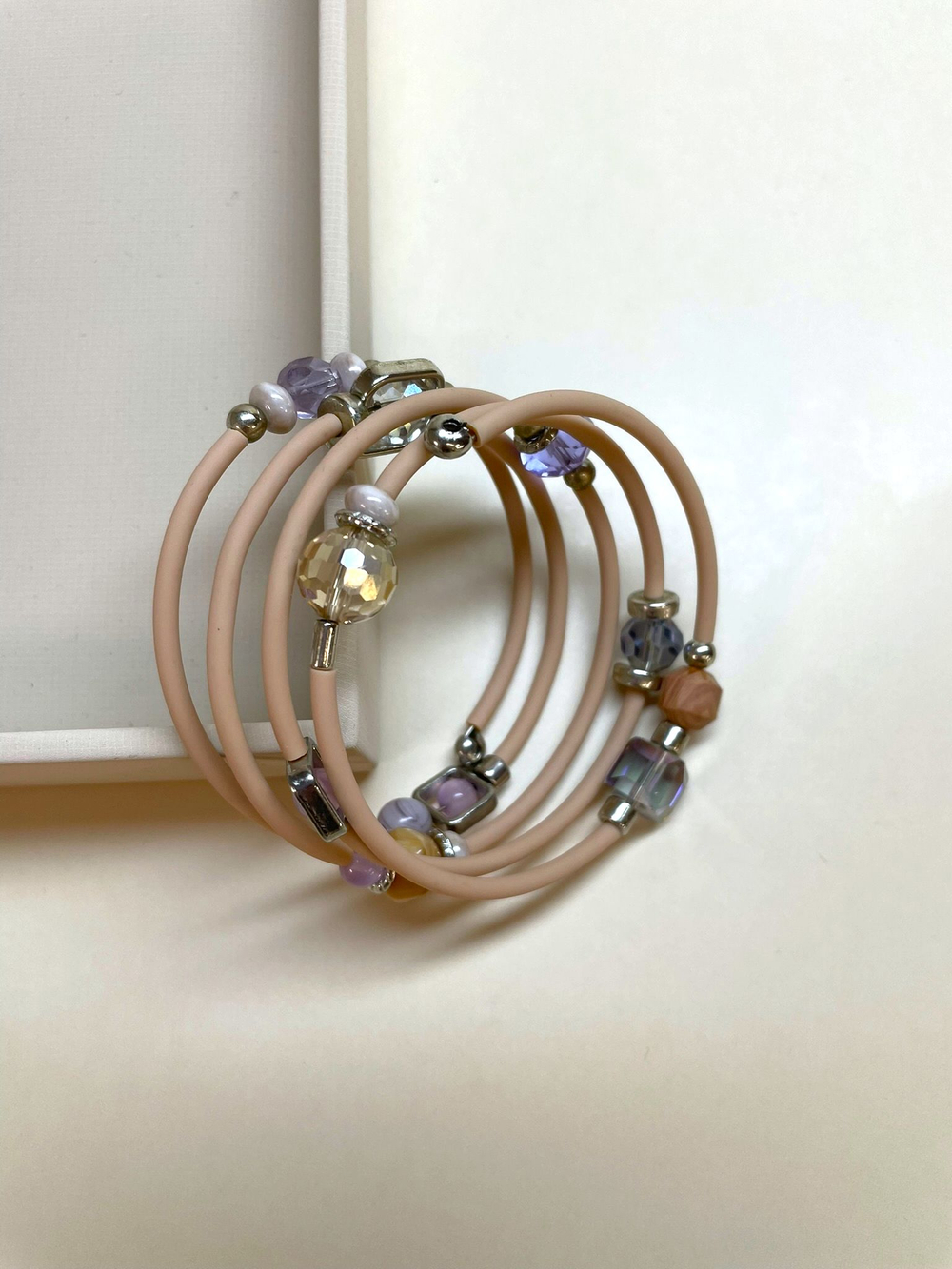 Браслет с бусинами гибкий бежевый