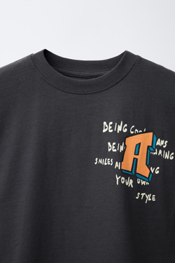 ZARA ФУТБОЛКА С ПРИНТОМ «ГРАФФИТИ», ТЕМНЫЙ АНТРАЦИТ