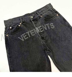 Черные джинсы Vetements с логотипом