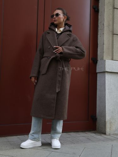 Коричневое двубортное пальто с поясом и жилетом