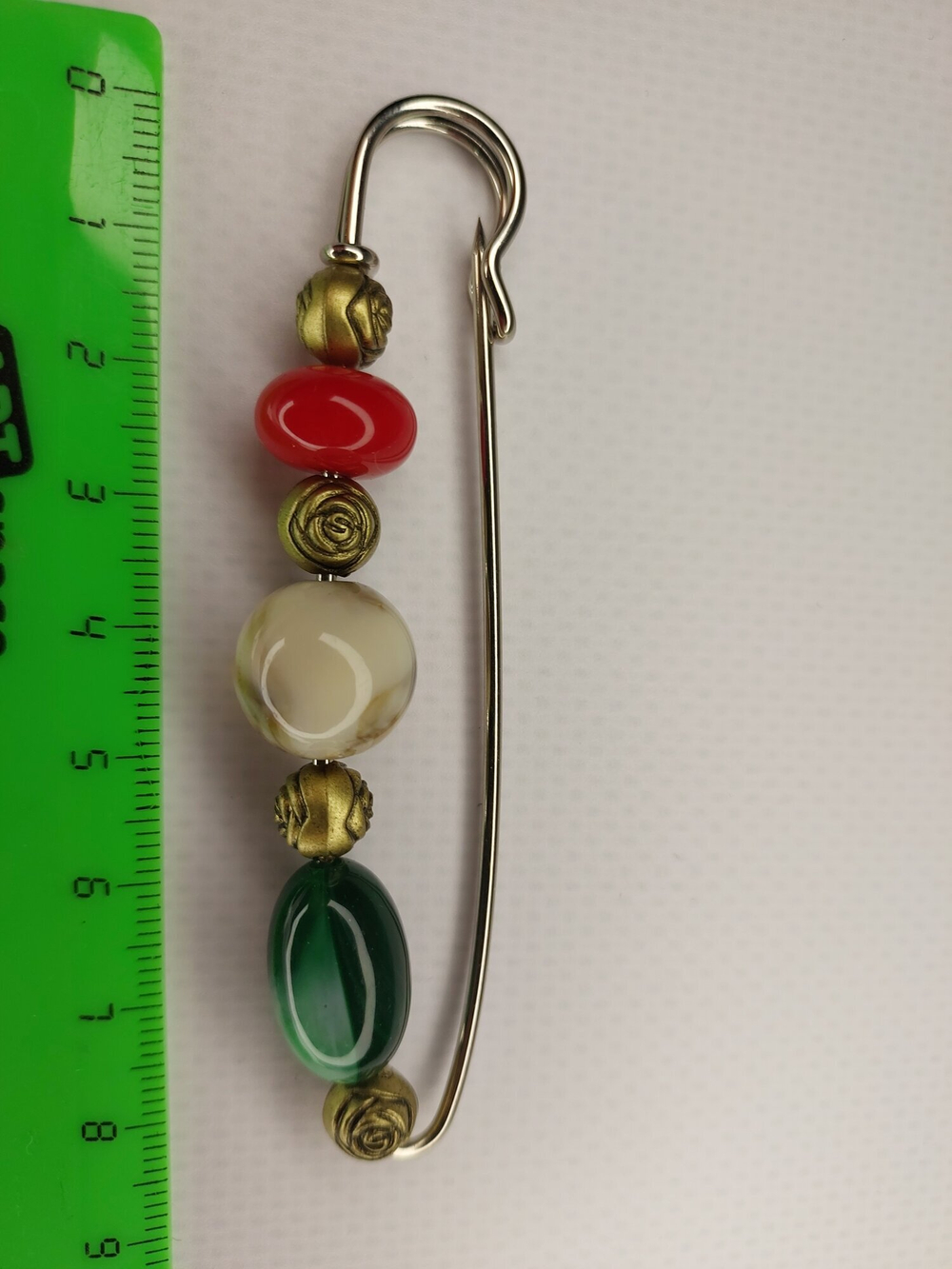 Булавка брошь "Морские камешки. Розочка" для кардигана, пальто, платков, шарфа, костюмов, одежды. Цвет красный серый чёрный