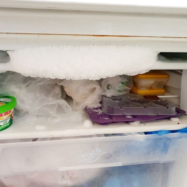 Вода под холодильником Indesit: почему это происходит и как устранить.