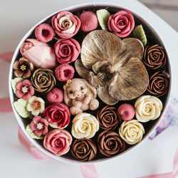 Шоколадный букет в коробке с крышкой "Вкус Любви" с фигуркой зайка, подарок на 8 марта, на День Рождения.