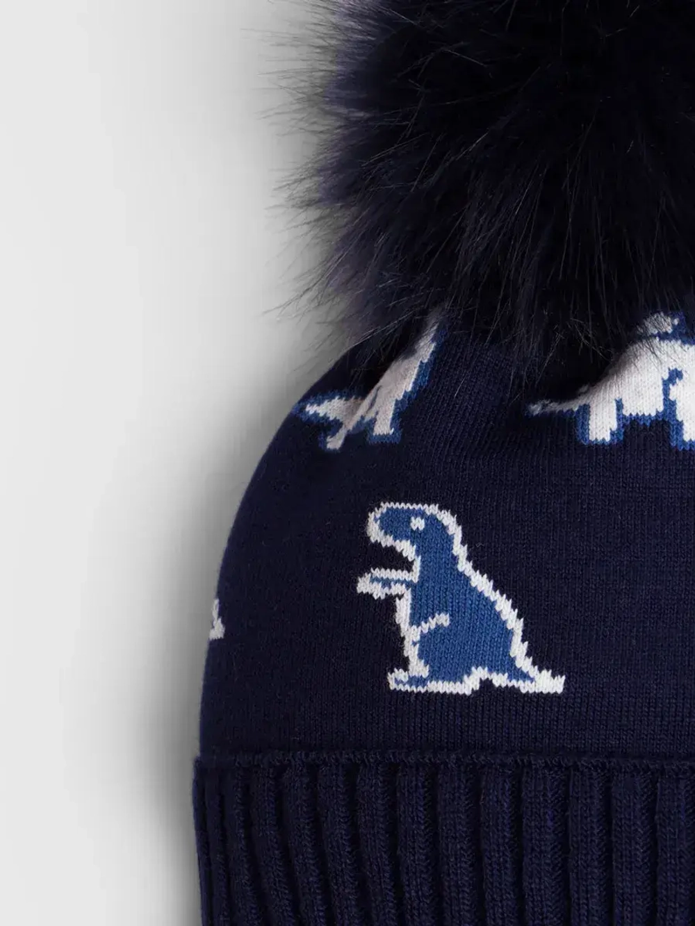 Шапка зимняя для мальчика на завязках и снуд