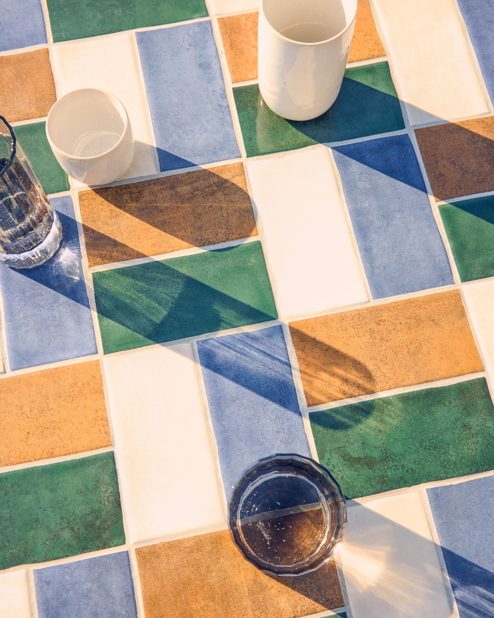 Уличный стол Tella из зеленой стали с разноцветной плиткой 90 см