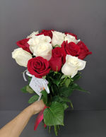 11 роз микс красных и белых в упаковке