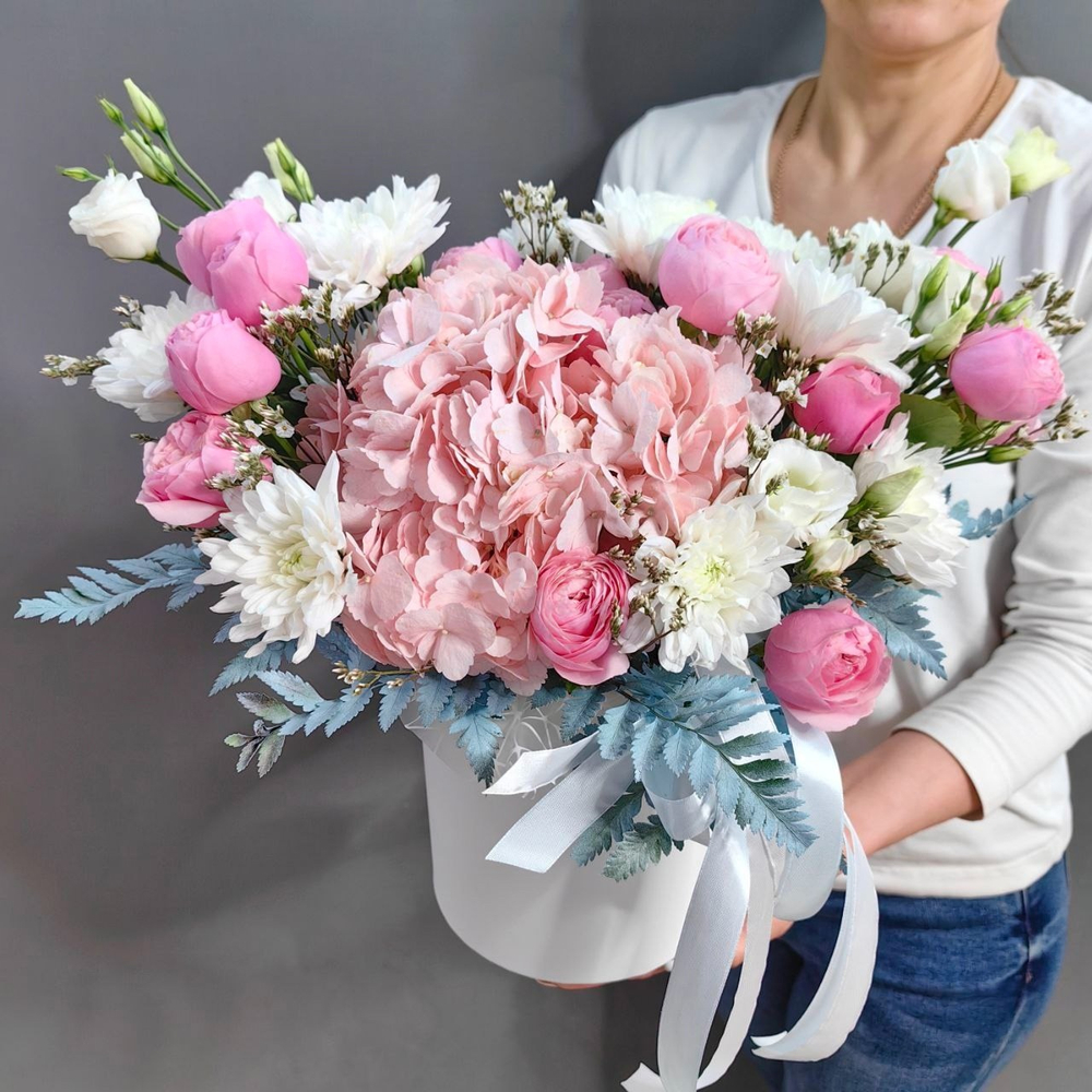 Шляпная коробка с розовой гортензией