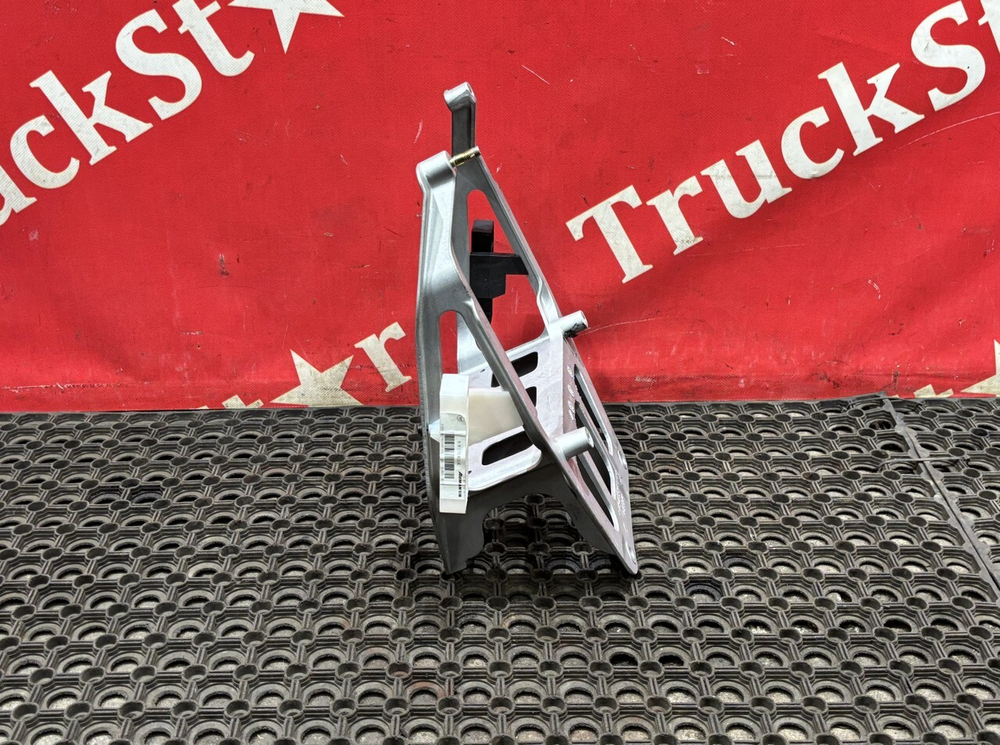 Кронштейн рулевой колонки 2024г