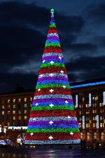 Светодинамическая елка каркасная - встроенная гирлянда: цветная -"Уральская" высота от 4 до 30 м