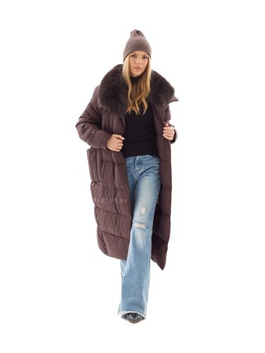 Длинный шоколадный пуховик с мехом песца