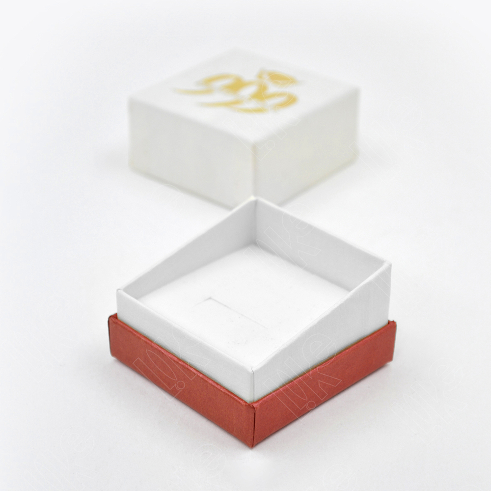 Картонный футляр 60x60x45 мм, раскладывающийся при открытии.