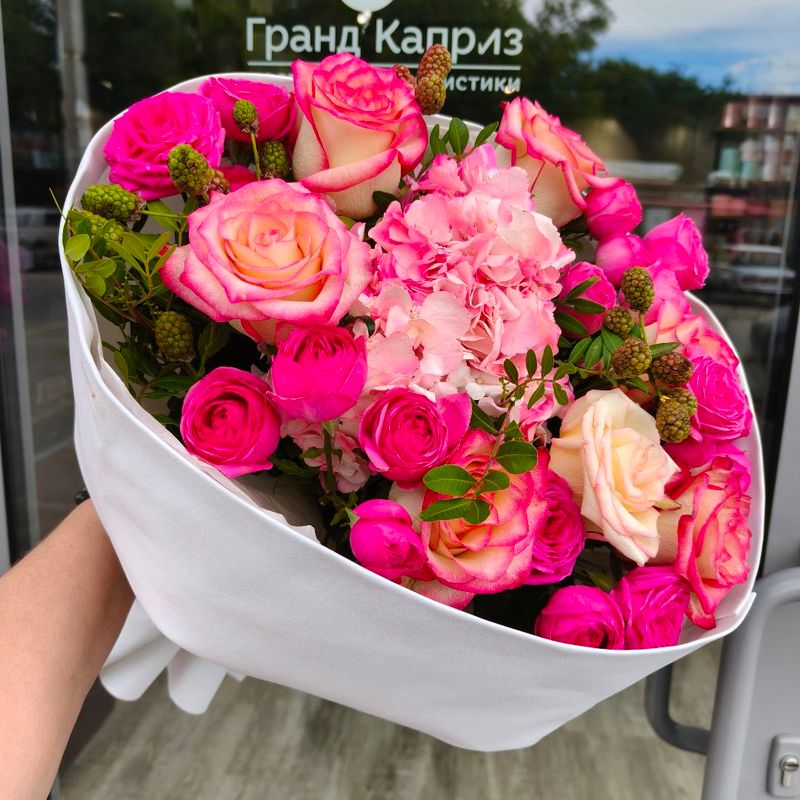Роскошный букет с розами и гортензией Роскошный букет с розами и гортензией