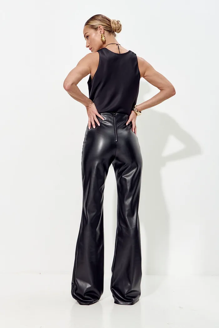 Брюки клеш из экокожи черного цвета