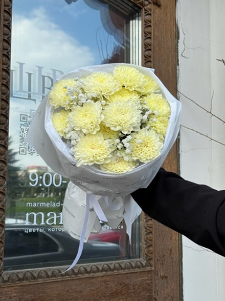 Букет из хризантемы в желтом оттенке и гипсофилы