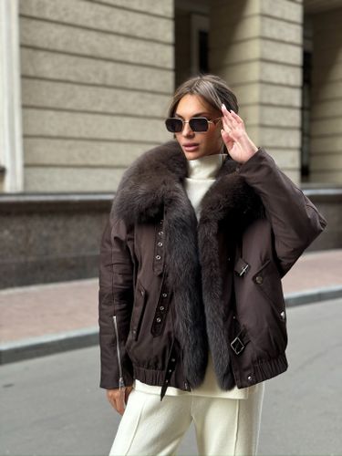 Коричневая укороченная парка с меховым воротником