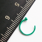 Кольцо с фиксатором для пирсинга носа. Медицинская сталь, зеленое. 1 шт