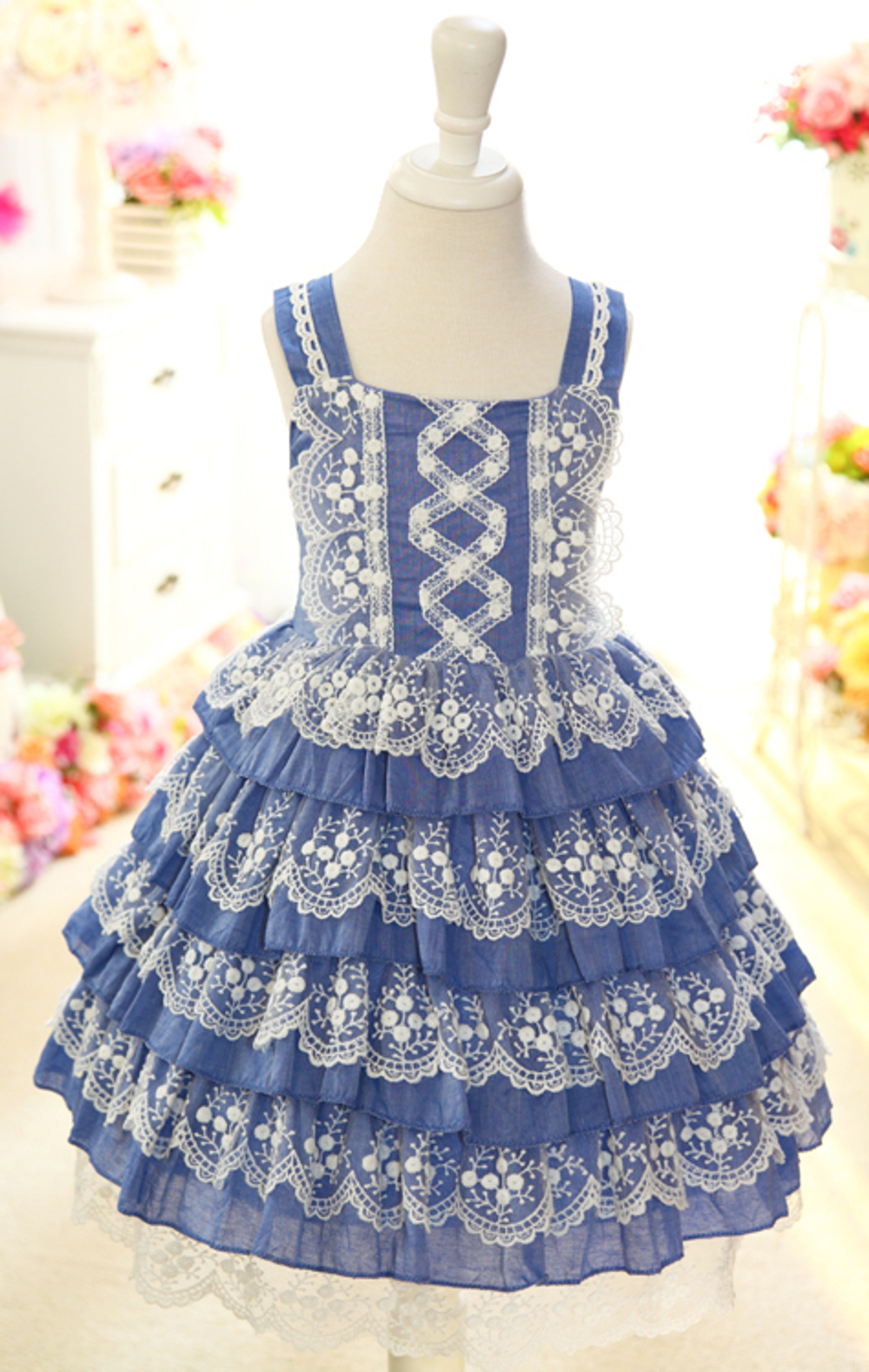 Платье детское пышное с воланами и отделкой из кружева