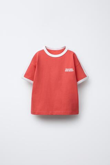 ZARA ФУТБОЛКА С РЕЛЬЕФНЫМ ТЕКСТОВЫМ ПРИНТОМ, КРАСНЫЙ/БЕЛЫЙ