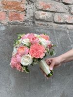 Свадебный букет из кустовых пионовидных роз, одноголовых роз, диантусов и озотамнуса