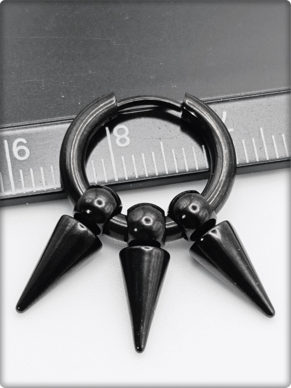 Моносерьга для пирсинга уха с конусами. Сталь с покрытием.