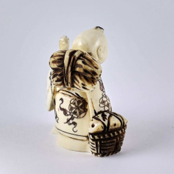 Нэцкэ Ребенок с огромным карпом, корзиной рыбы и хворостом за плечами