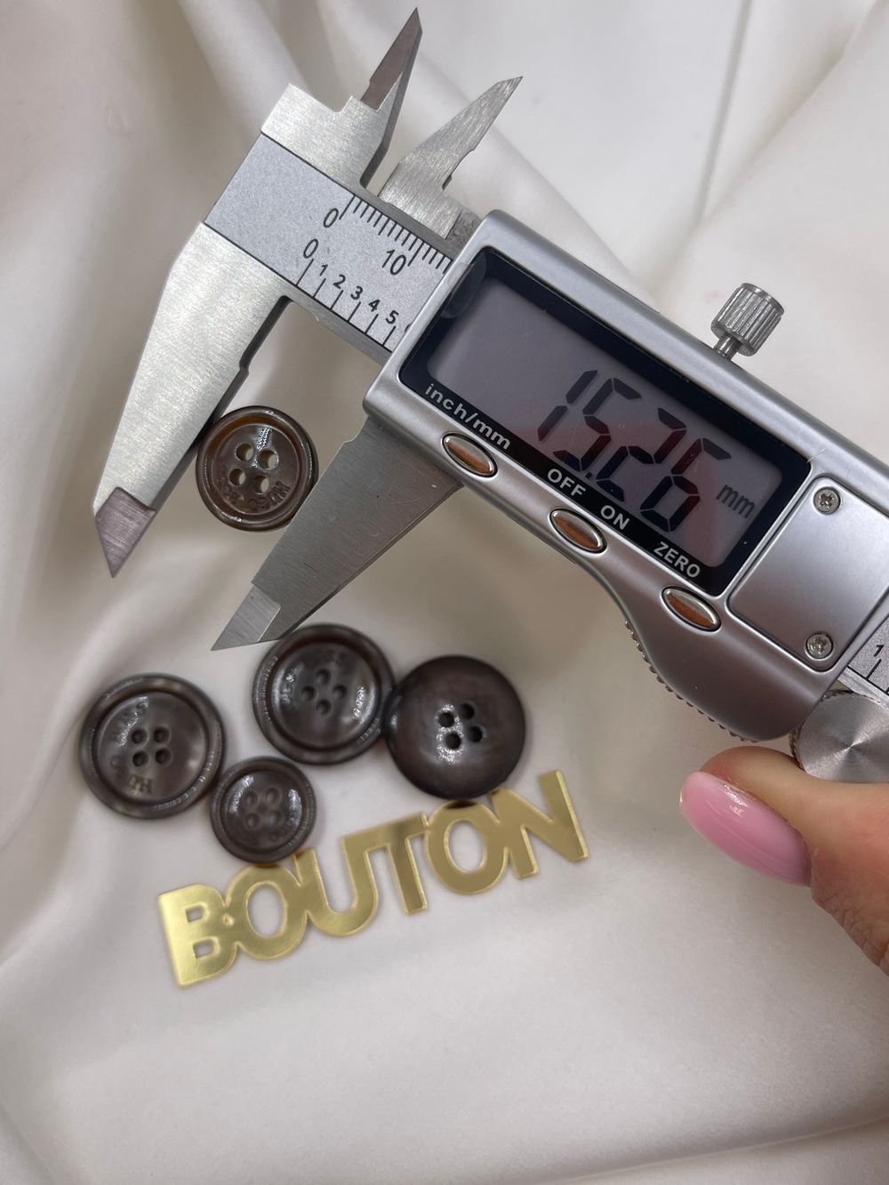 Пуговицы на прокол ХугоБ. темно-коричневые с перламутровым переливом