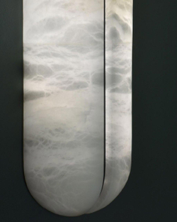 Настенное бра в современном минималистичном стиле.