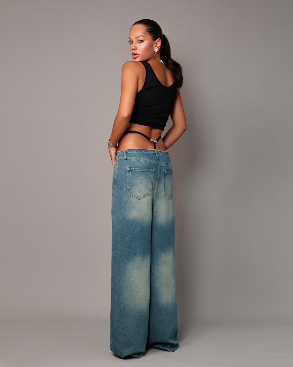 Джинсы бананы