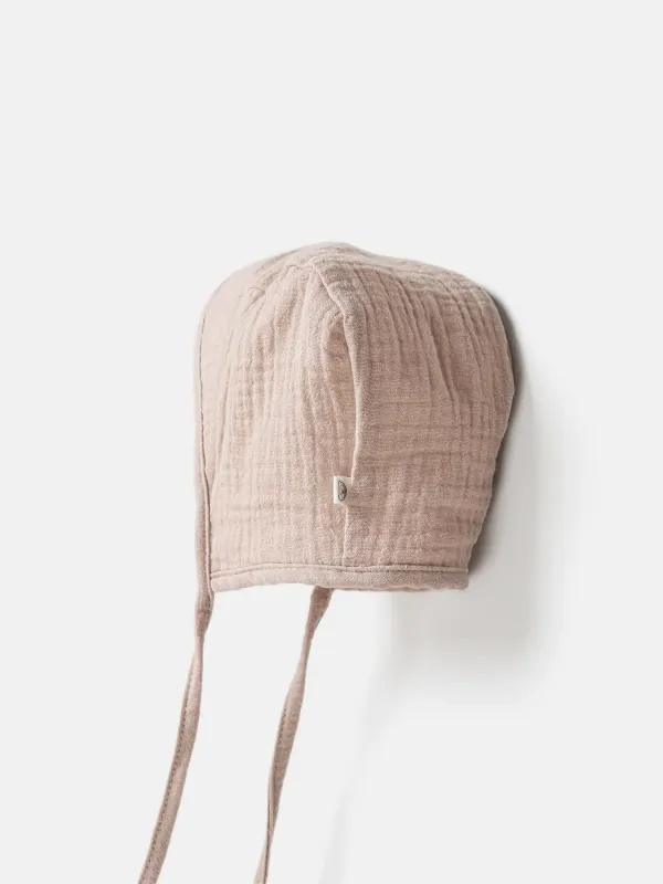 Чепчик муслиновый с козырьком 