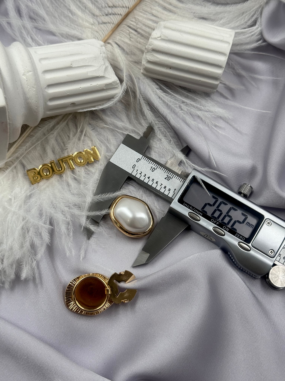 Накладка на пуговицу золотистая с жемчугом неровной формы