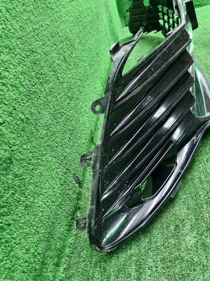 Решетка переднего бампера Toyota Camry xv70 20-нв