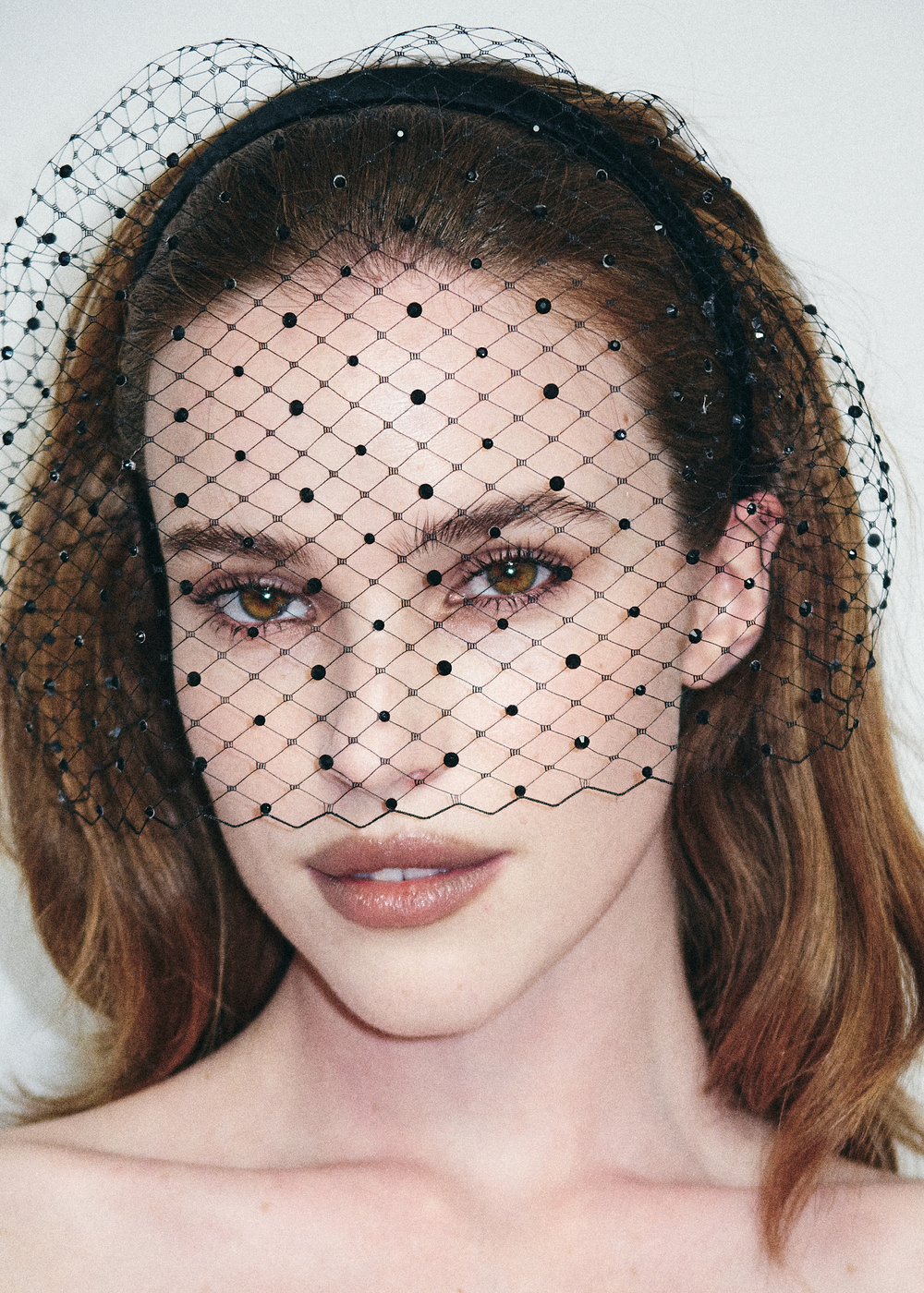 Вуаль на тонком ободке с декором