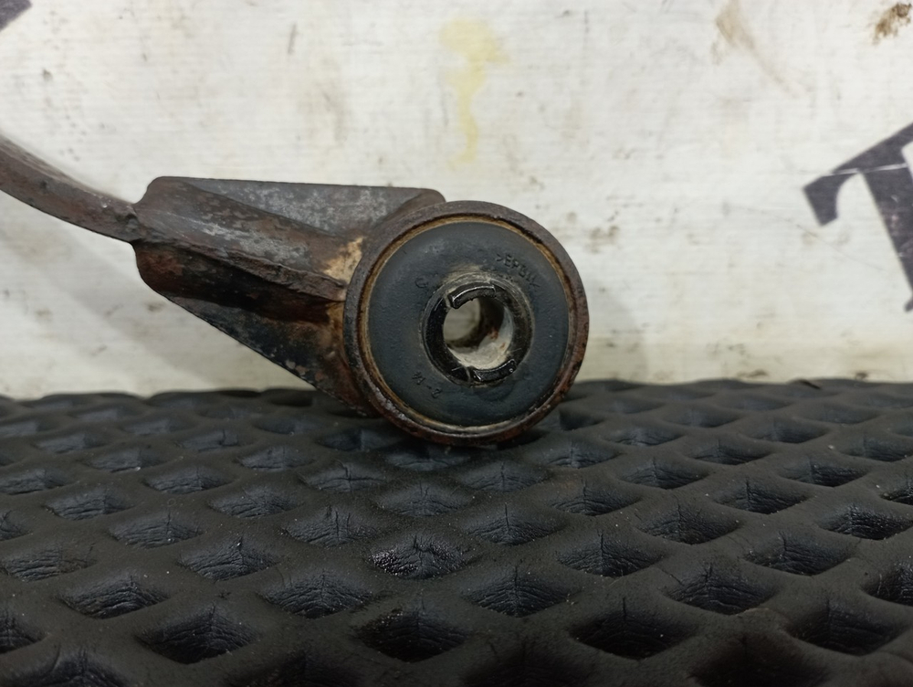 Кронштейн радиатора правый 2020г.